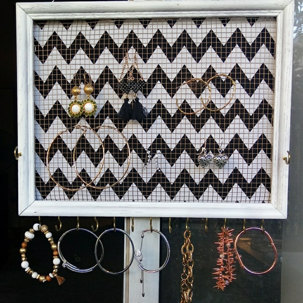 Jewelry organizer black & white chevron